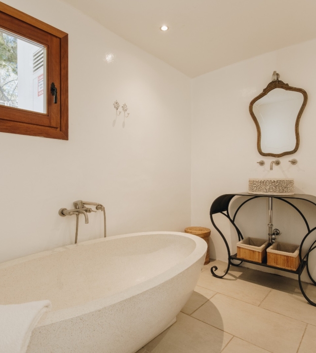 Resa estates finca tourist license sale ibiza bathroom tub.jpg
